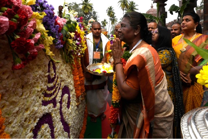 President offers prayers at Srisailam temple