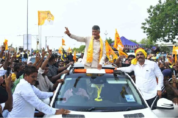 Stampede in Chandrababu Naidu's Andhra roadshow, police register case