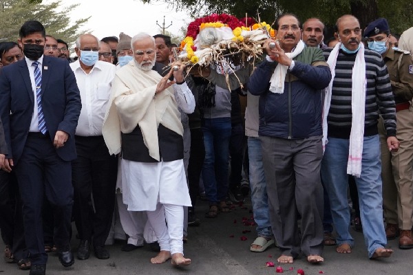 PM Modi performs last rites of his mother Heeraben in Gandhinagar