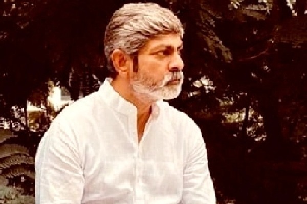 Jagapathi Babu lends helping hand to ragpickers' daughter aspiring to be IAS