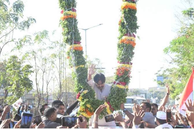 Pawan Kalyan performs puja of his campaign vehicle at T'gana temple