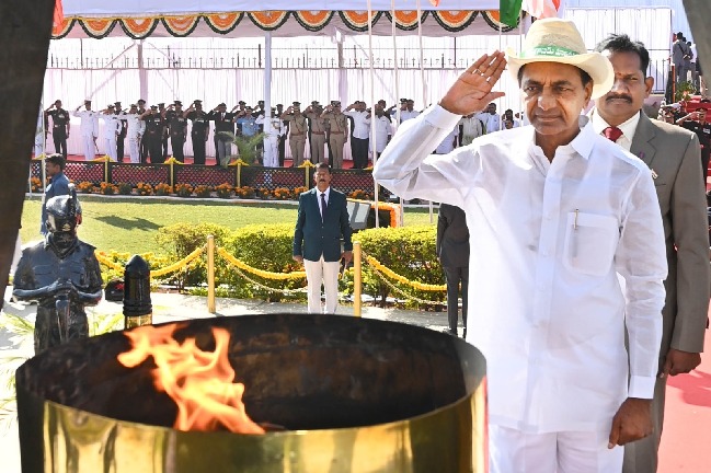 CM KCR unfurls Tricolour at Pragati Bhavan, pays tributes to martyrs