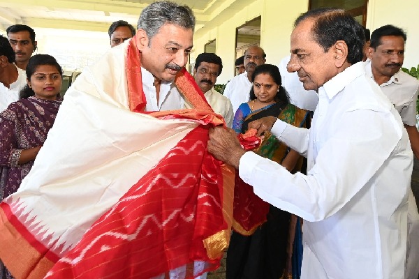 Shivaji descendant Sambhajiraje calls on KCR