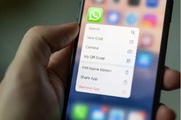 WhatsApp lets users easily record videos hands-free on iOS beta