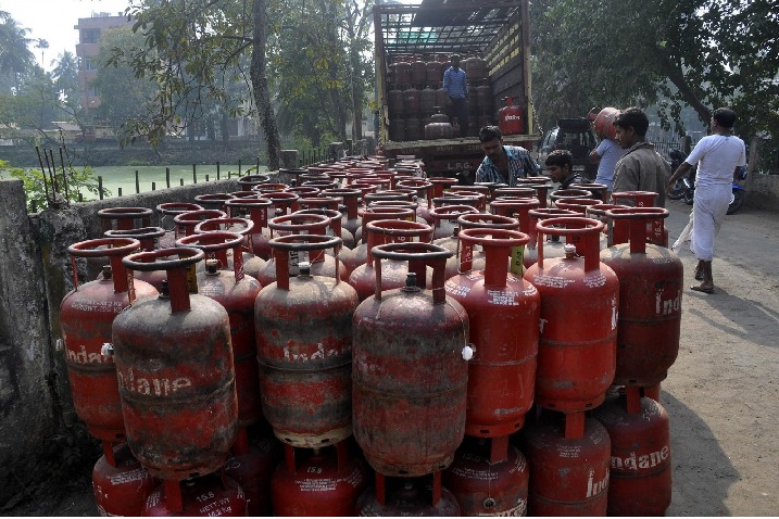 Domestic gas cylinder prices up by 56% in 4 years; hefty drop in subsidy