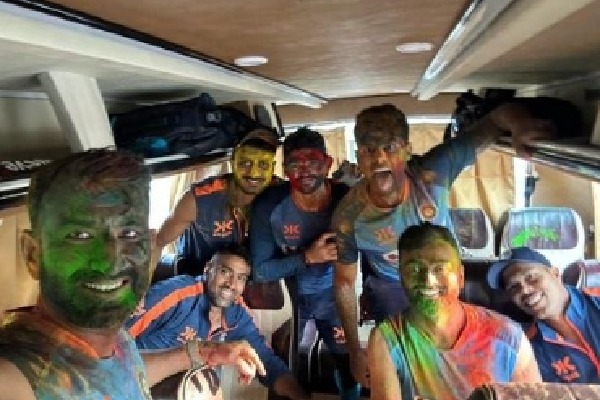 Indian team enjoys Holi in team bus ahead of 4th Test in Ahmedabad