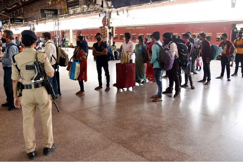 P*rn clip played at Patna railway station for 3 mins