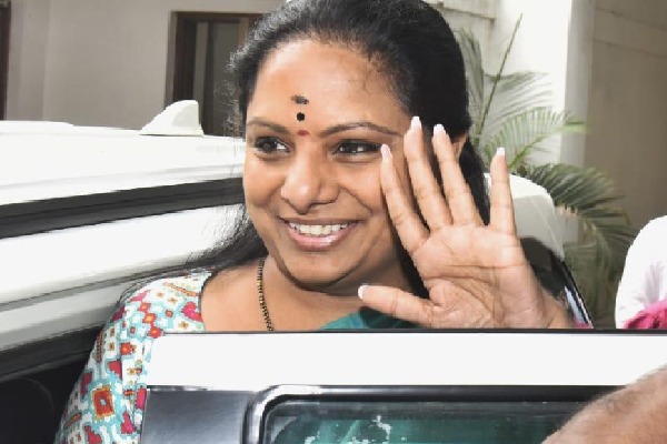 Kavitha returns to Hyderabad, meets father KCR