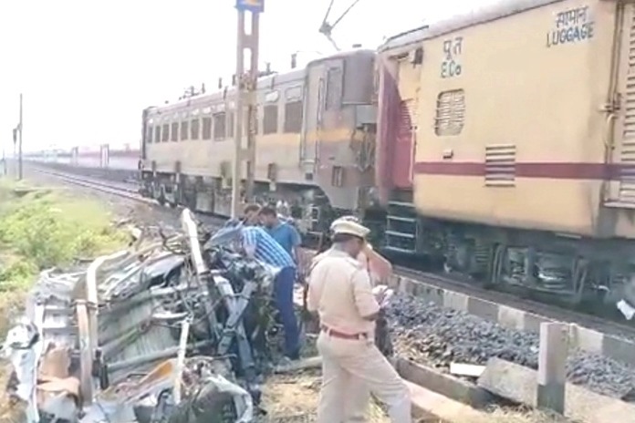 Sec'bad-Vizag Duronto loco damaged after hitting vehicle