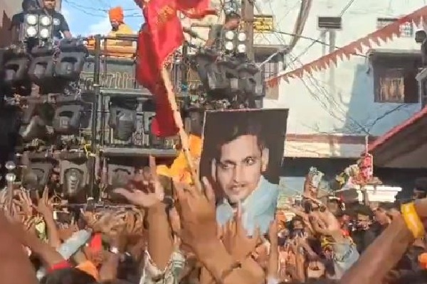 Godse's picture displayed during Shobha Yatra in Hyderabad