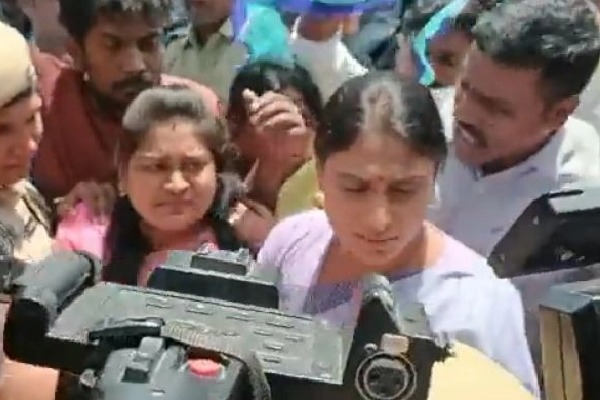 Sharmila detained during protest at TSPSC office in Hyderabad