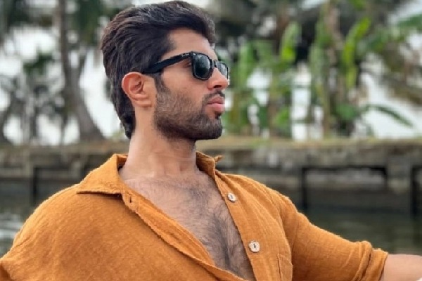 Vijay Deverakonda opts for boat ride to work in Kerala