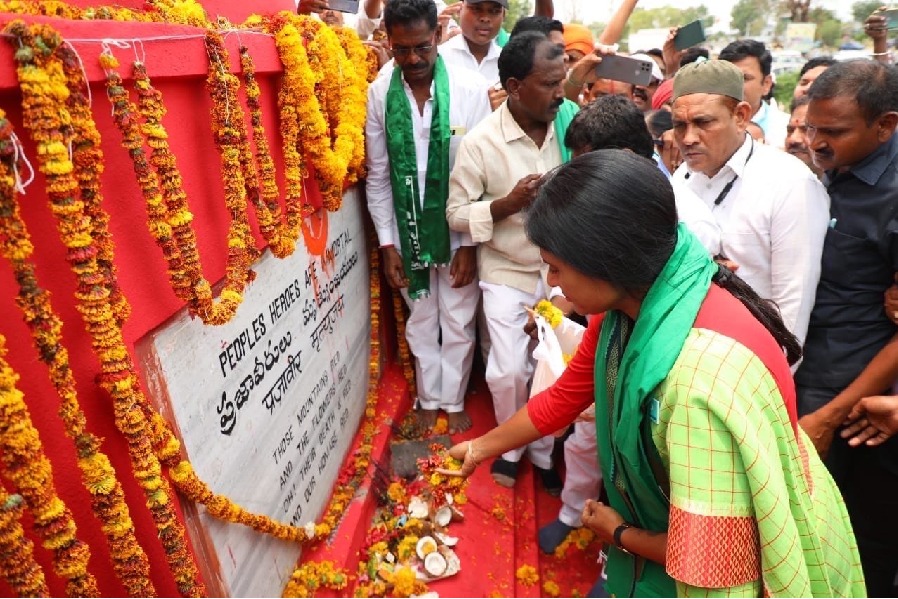 Telangana tribals pay tributes to Indravelli martyrs