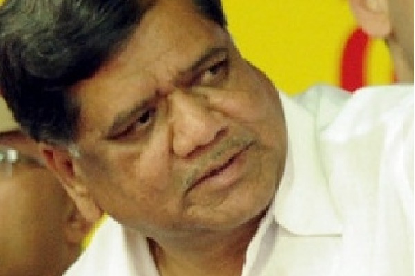 Jagadish Shettar trails by 1,900 votes