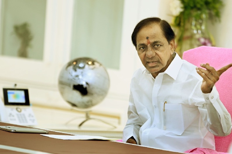 KCR supported Congress in Karnataka, claims Telangana BJP chief