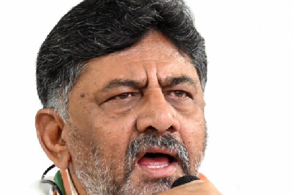 Siddaramaiah will cooperate, says Shivakumar as race for Karnataka CM turns intriguing