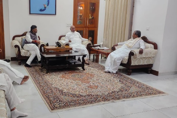 Siddaramaiah, Shivakumar travel together to Kharge's residence