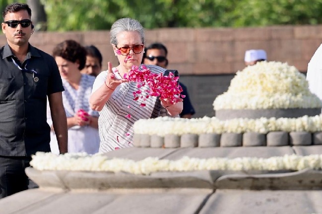 Sonia, Kharge pay tributes to Rajiv Gandhi on his death anniversary