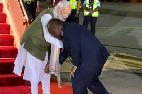 PM Modi arrives in Papua New Guinea, PM Marape touches his feet