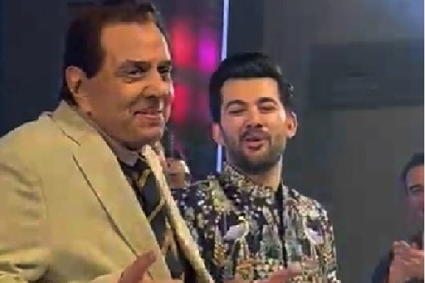 Dharmendra dances with grandson Karan Deol on 'Yamla Pagla Deewana'