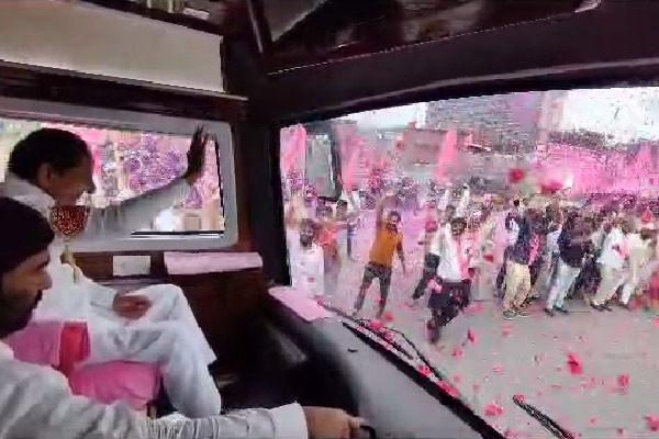 KCR leaves for Maharashtra in huge convoy of 600 vehicles