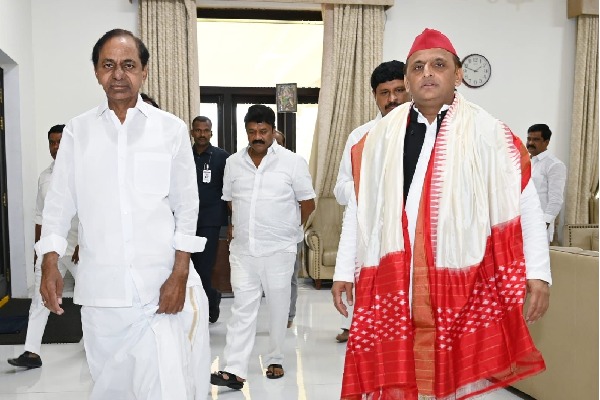 Akhilesh Yadav meets KCR in Hyderabad