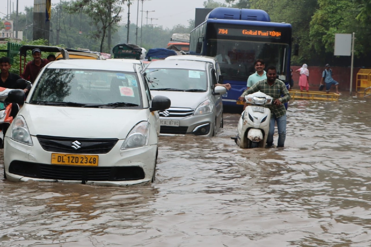 Kejriwal cancels officials' weekly off, calls on them to inspect rain-hit areas