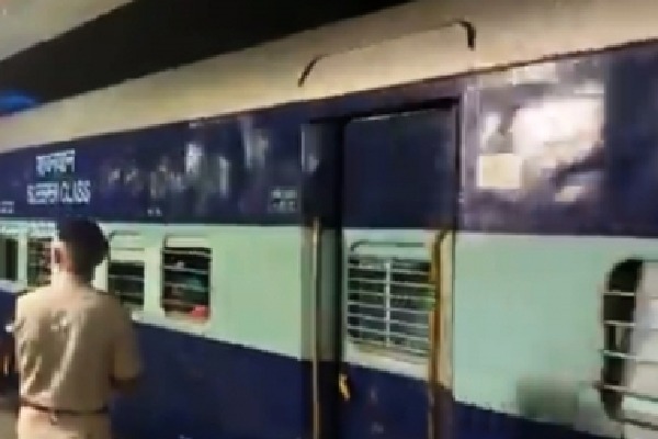 Smoke in Vivek Express: Panicked passengers deboard train