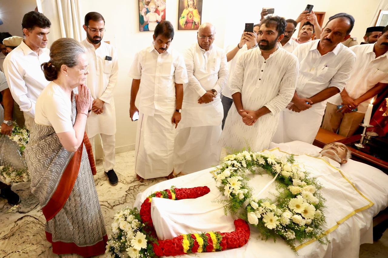 Sonia, Rahul pay last respects to Oommen Chandy