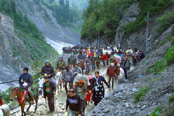 Over 17,000 perform Amarnath Yatra on 19th day despite bad weather