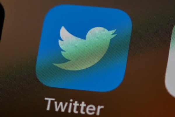 Twitter tells brands to spend $1K per month or lose 'gold' tick: Report