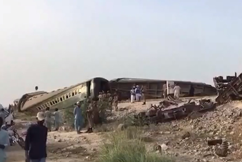 Pak train crash kills 30, injures over 100