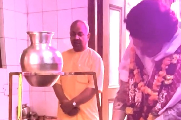 Priyanka Gandhi offers prayers at Shiva temple in Delhi