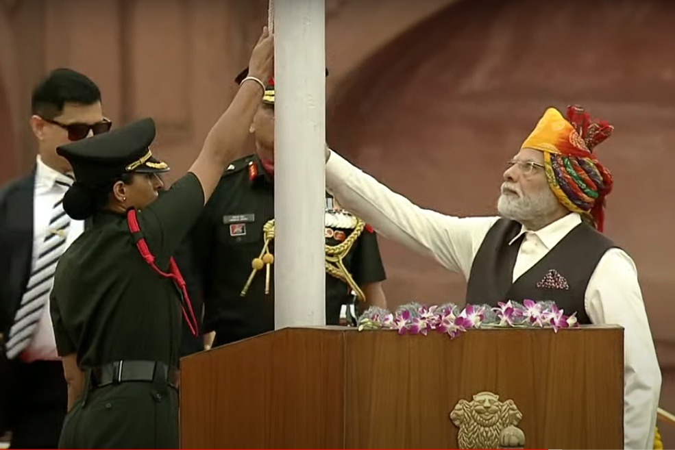 PM Modi hoists Tricolour at Red Fort