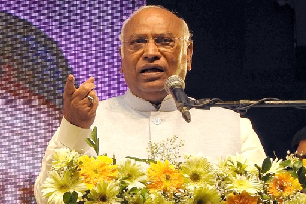 Kharge criticises govt for cutting MGNREGA budget