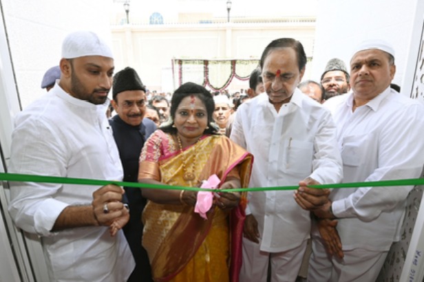 Melting of Ice: KCR, Governor display unusual bonhomie