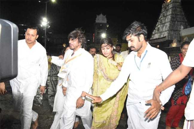 Shah Rukh Khan offers prayers at Tirumala temple