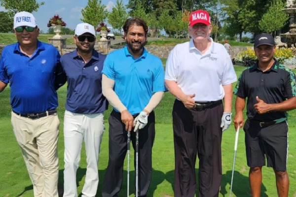 MS Dhoni spotted playing golf with former US President Donald Trump