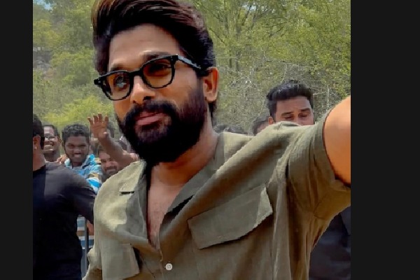 Allu Arjun heaps praise on SRK for ‘Jawan’ spectacle; SRK reveals he saw 'Pushpa' thrice in 3 days