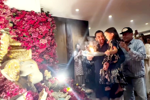 Salman Khan performs Ganesh aarti with niece