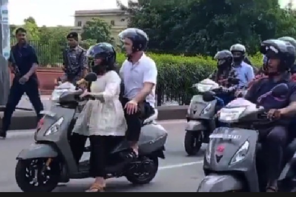 Rahul Gandhi travels with student on scooter in Jaipur