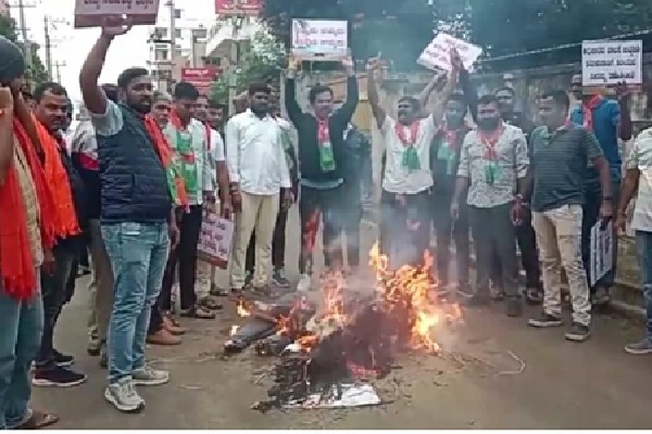 Karnataka bandh: Activists try to barge into Bengaluru airport, detained