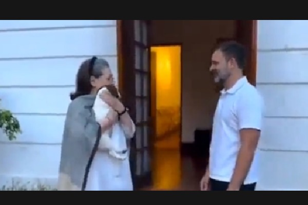 Rahul surprises mother Sonia Gandhi with puppy; shares video