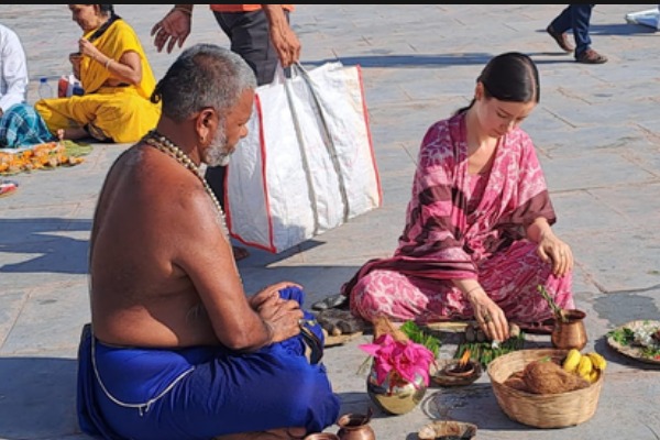 At Gaya temple, Ukrainian woman performs 'pind daan' of those killed in Russia-Ukraine war