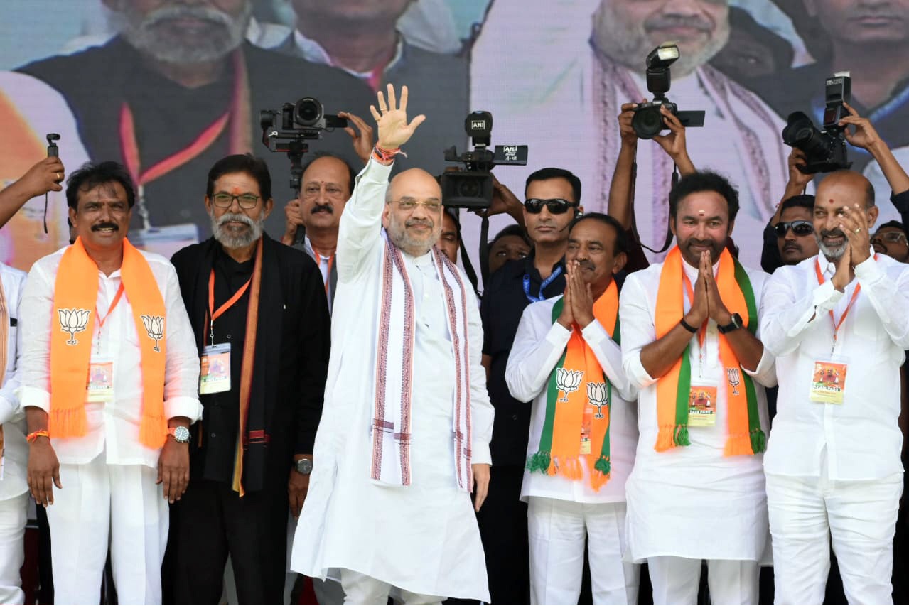 Protest during Amit Shah's Adilabad visit over closure of CCI unit