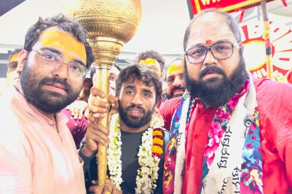 Heroic welcome for Bajrang Punia at IGI airport