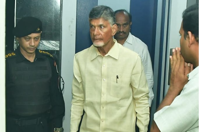 SC asks Andhra govt to 'stay its hand' in arresting Chandrababu in Fibernet scam case