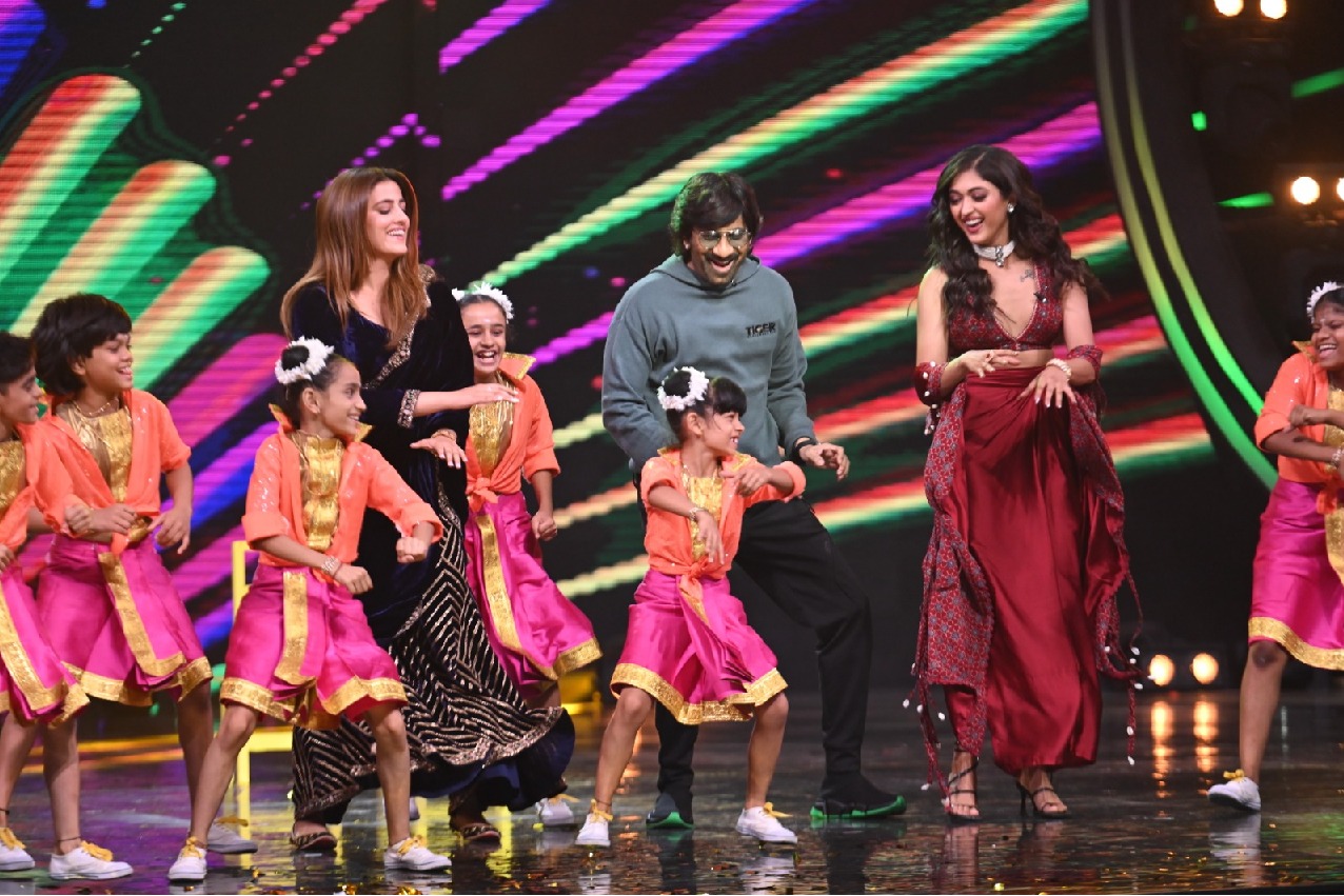 'IGT 10': Ravi Teja, Gayatri Bhardwaj, Nupur Sanon groove to 'Vaathi Coming'