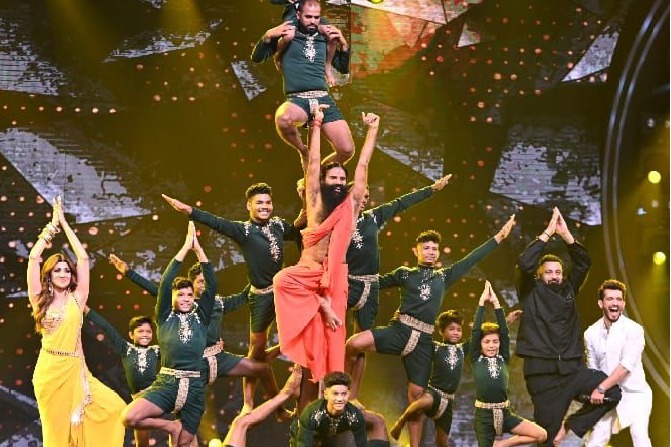 Swami Ramdev performs Mallkhamb stunts on 'IGT 10' stage