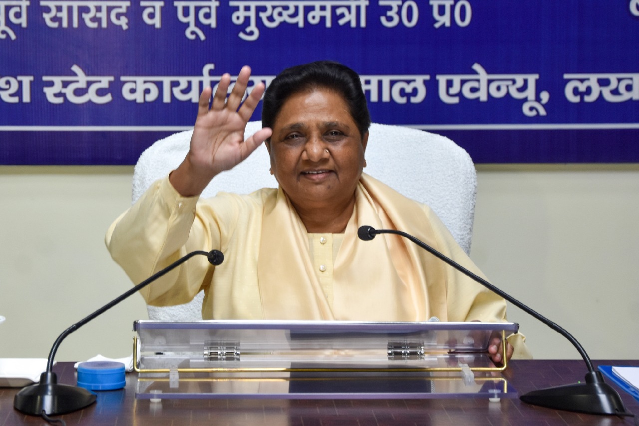 Telangana BSP promises smartphones, washing machines for women workers